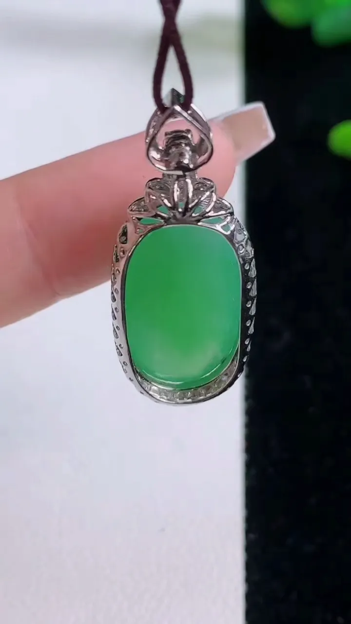 天然A货翡翠蛋面吊坠，尺寸32-12.3-9，裸石20.8-11重量:4.31g
12月6日