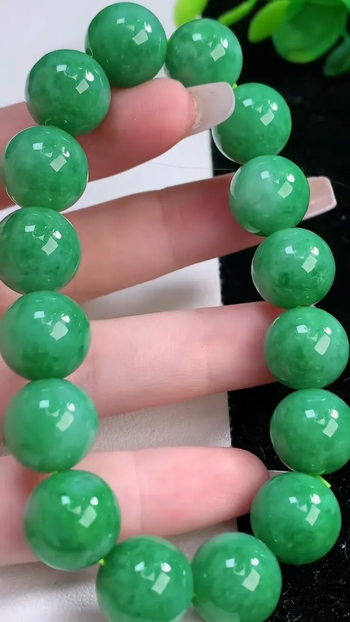 天然A货翡翠圆珠手串，尺寸13.5-16颗，重:62.39g12月6日
工厂直销收藏佳品,种好水足，色泽均匀，有种有色，上手高大气！