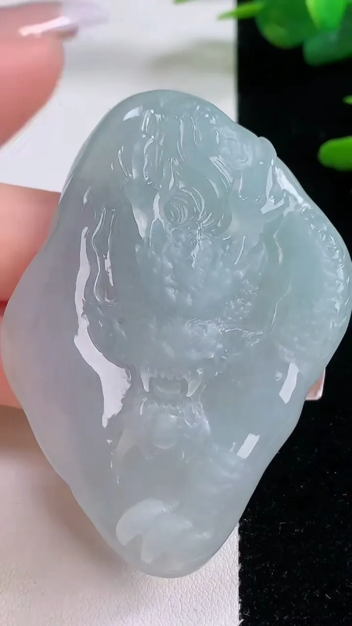 天然A货翡翠种白冰龙牌吊坠，尺寸65-48-9.2，重量:55.98g
12月6日