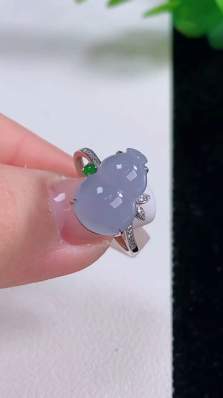 天然A货翡翠18K金紫罗兰葫芦戒指，尺寸17.5-13-8.9-5.7，重量:1.96g2025年12月6日
工厂直销收藏佳品,种好水足，色泽均匀，有种有色，上手高大气！