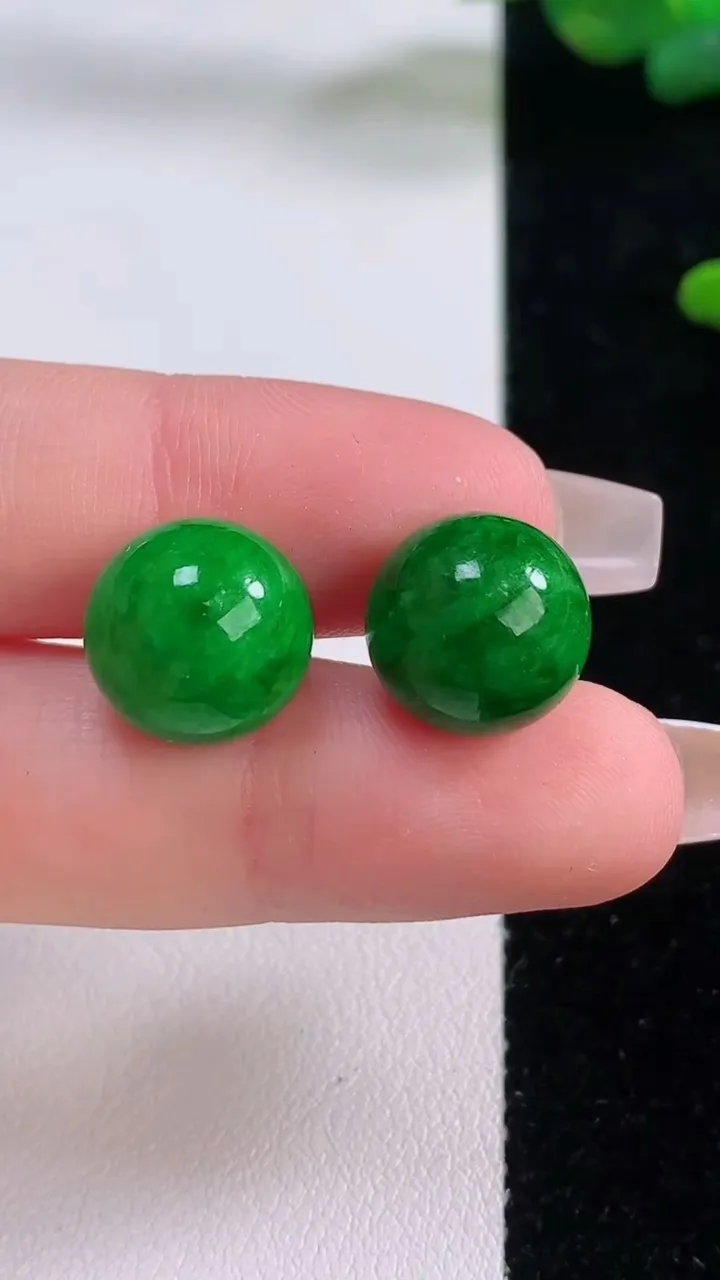 天然A货翡翠圆珠镶嵌件一对，尺寸12.4，重量:9.07g
12月6日