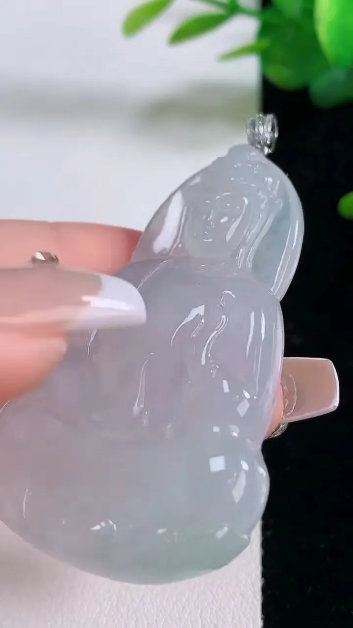 天然A货翡翠观音菩萨吊坠，尺寸52.6-32.6-5.9，重量:19.21g
12月6日