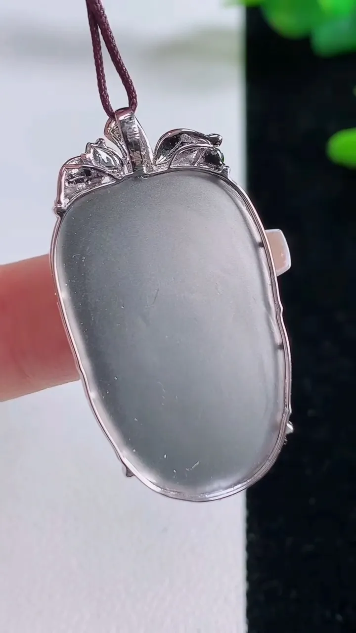 天然A货翡翠金枝玉叶 叶子吊坠，尺寸30.2-19.6-4.2，重量:8.26g
12月6日