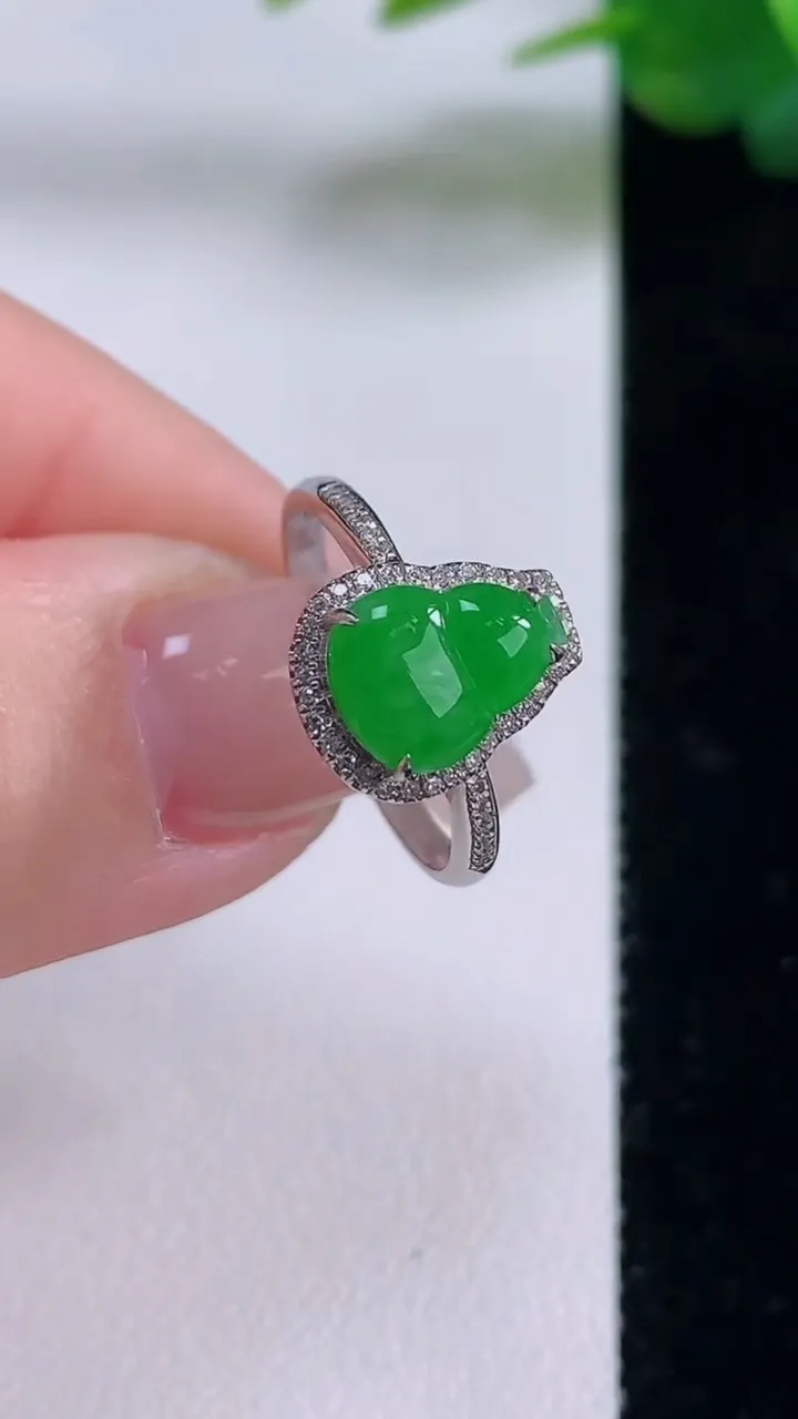 天然A货翡翠葫芦戒指，尺寸17.5-9-6.9-5.8，重量:2.35g2025年12月6日
工厂直销收藏佳品,种好水足，色泽均匀，有种有色，上手高大气！