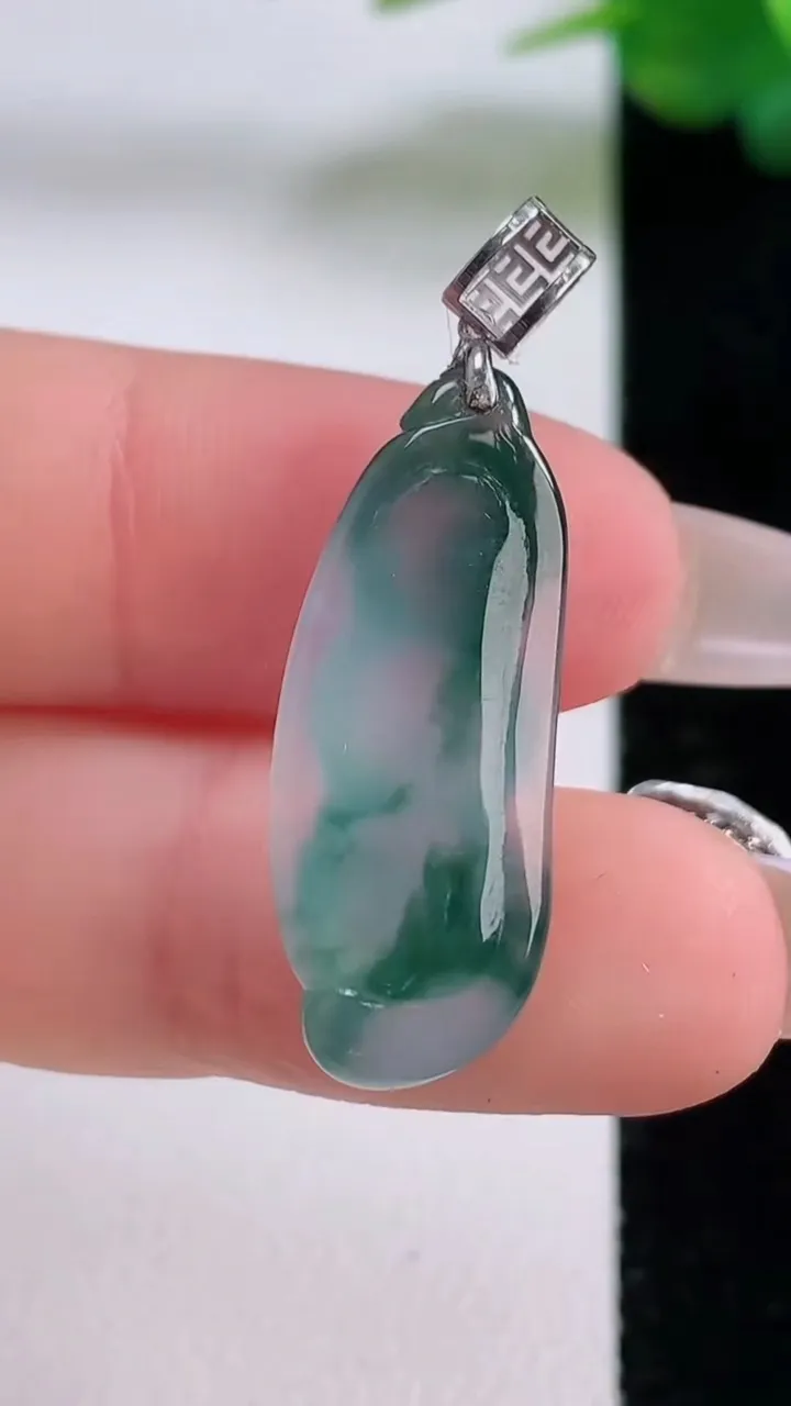 天然A货翡翠种飘花福豆吊坠，尺寸25.8-10.5-6，重量:3.33g
12月6日