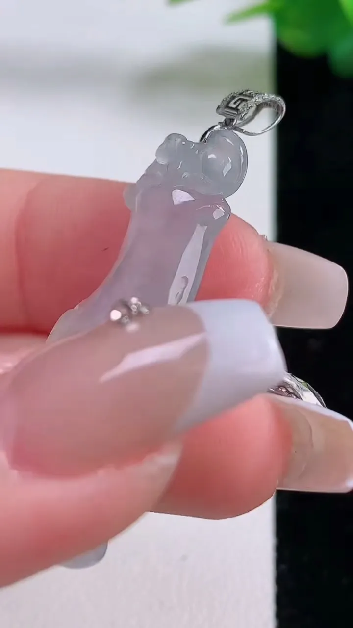 天然A货翡翠种白冰节节高升 竹节吊坠，尺寸37.4-11.7-6，重量:5.26g
12月6日