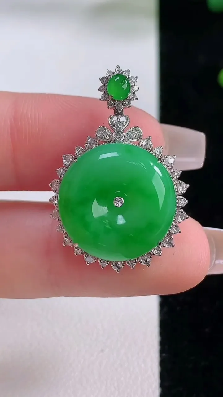 天然A货翡翠平安扣吊坠，尺寸30-20.8-8.7，裸石16重量:5.07g
12月6日