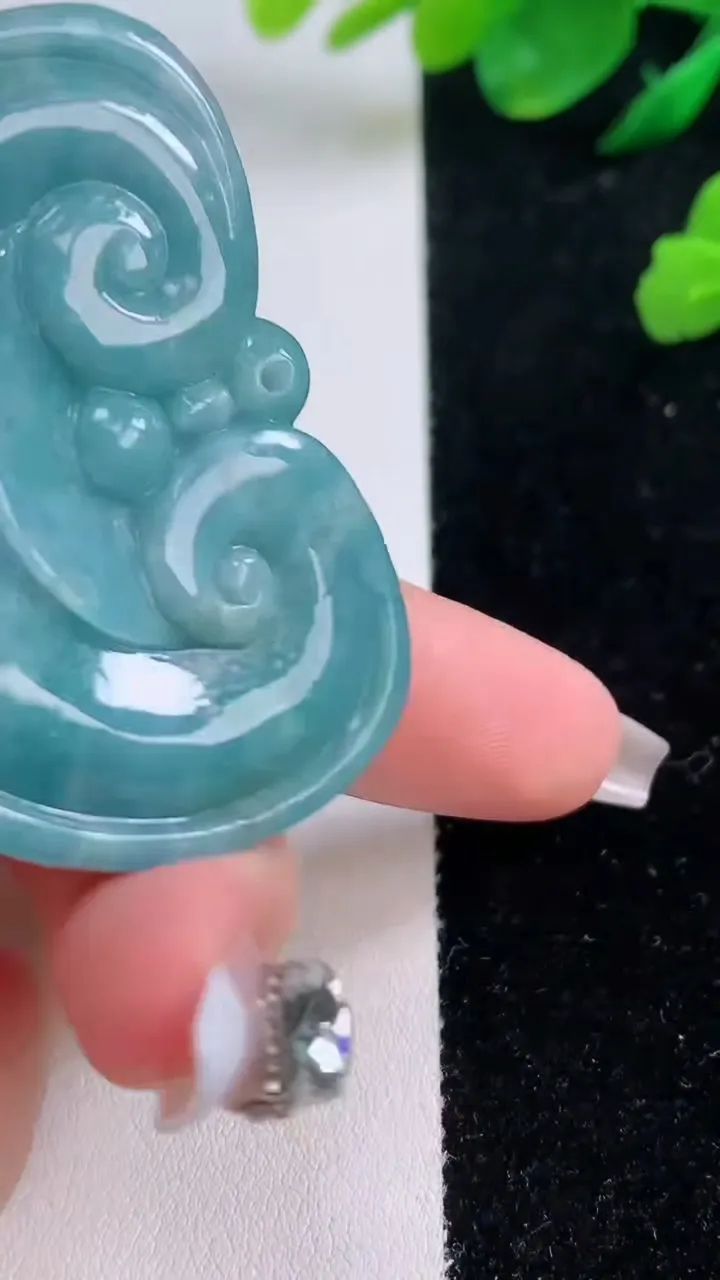 天然A货翡翠蓝水如意头吊坠，尺寸39-52-8，重:36.01g
12月6日