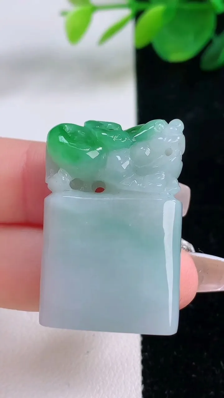 天然A货翡翠貔貅印章，尺寸34.3-22.6-11，重量:23.63g
12月6日