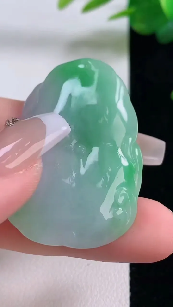 天然A货翡翠年年有余吊坠，尺寸42.2-30-6.2，重量:14.45g
12月6日