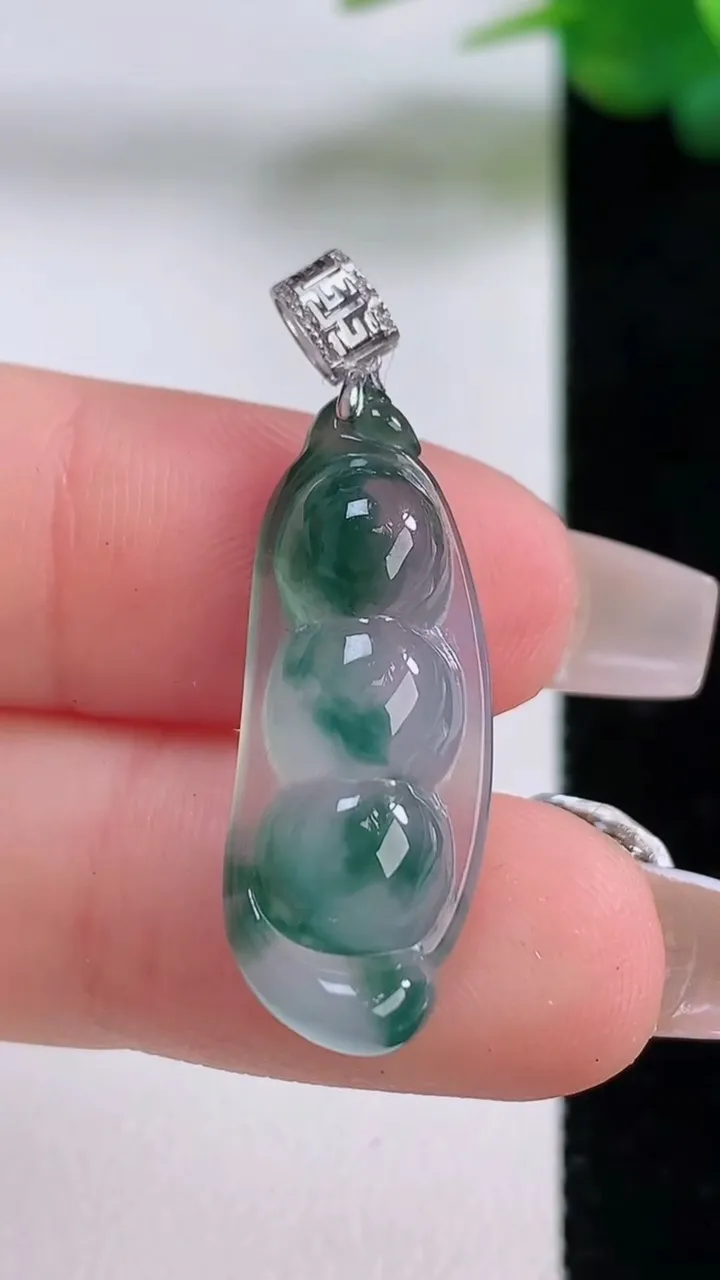 天然A货翡翠种飘花福豆吊坠，尺寸25.8-10.5-6，重量:3.33g
12月6日
