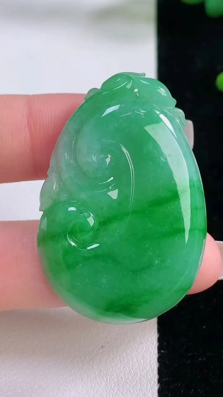 天然A货翡翠如意吊坠，尺寸43.7-29.5-5.8，重量:15.74g
12月6日