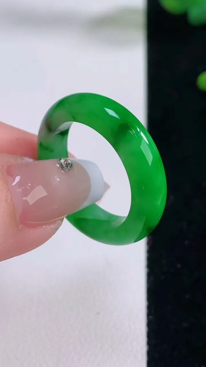 天然A货翡翠指环戒指，尺寸19.7-5.4-3.5，重量:5.08g2025年12月6日
工厂直销收