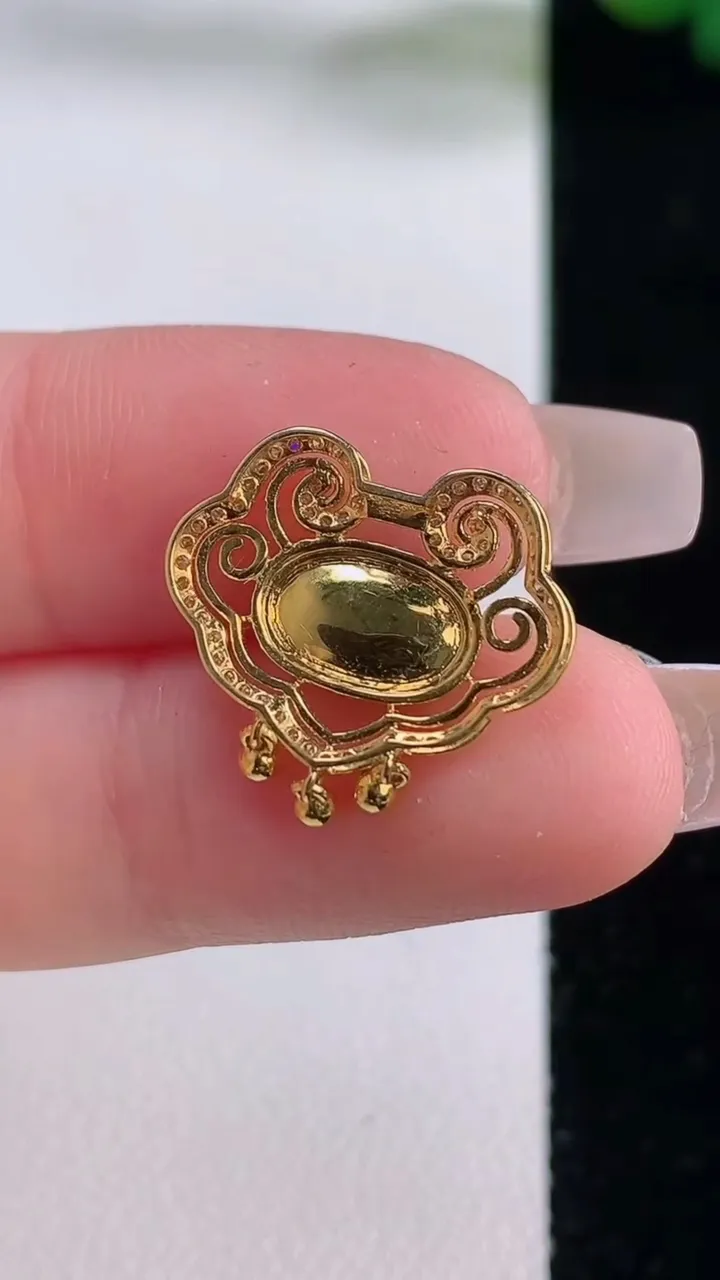 天然A货翡翠蛋面吊坠，尺寸15.4-17.6-5.2，裸石5.4-9重量:1.81g
12月6日