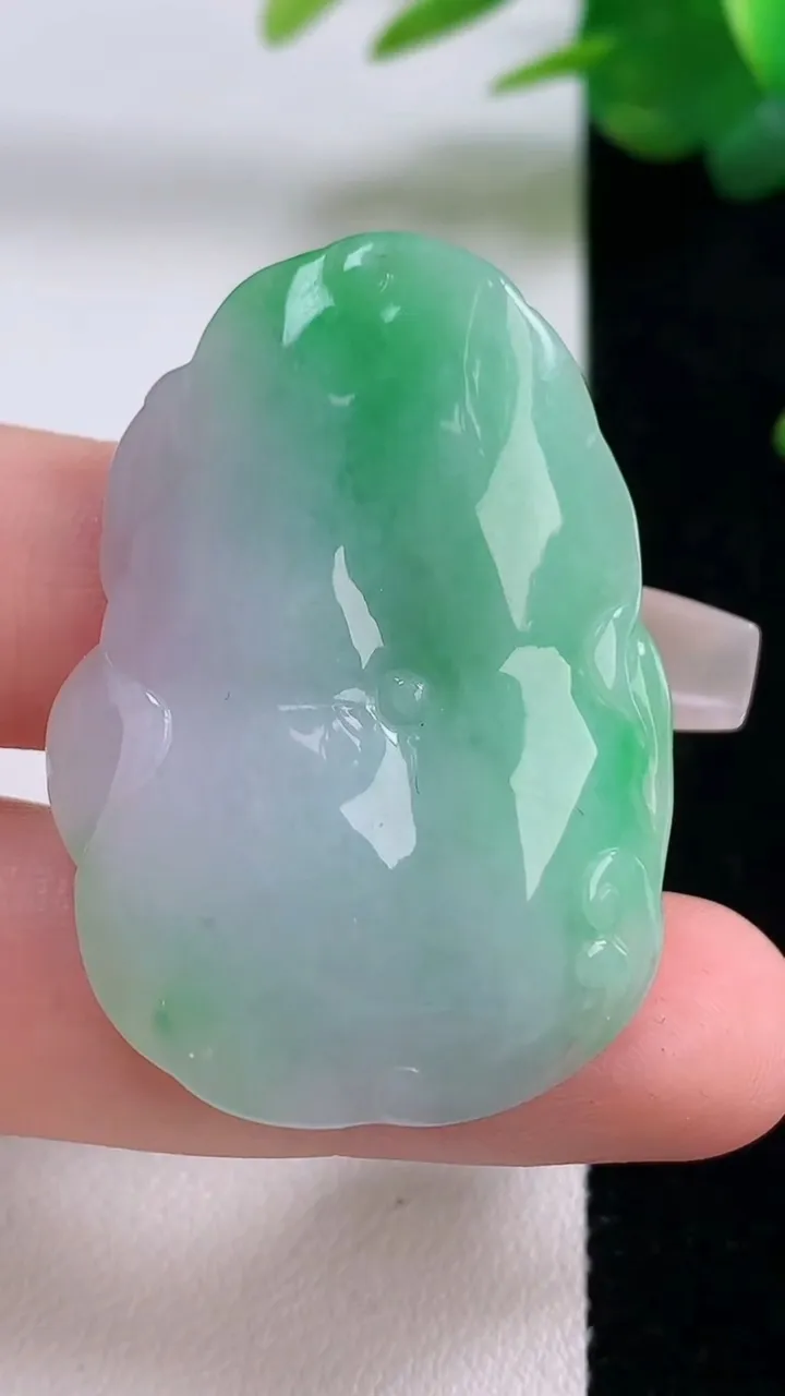 天然A货翡翠年年有余吊坠，尺寸42.2-30-6.2，重量:14.45g
12月6日