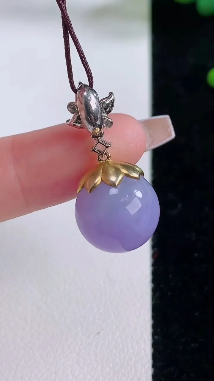 天然A货翡翠18K金紫罗兰圆珠吊坠，尺寸13.3，重量:5.88g12月6日
工厂直销收藏佳品,种好水足，色泽均匀，有种有色，上手高大气！