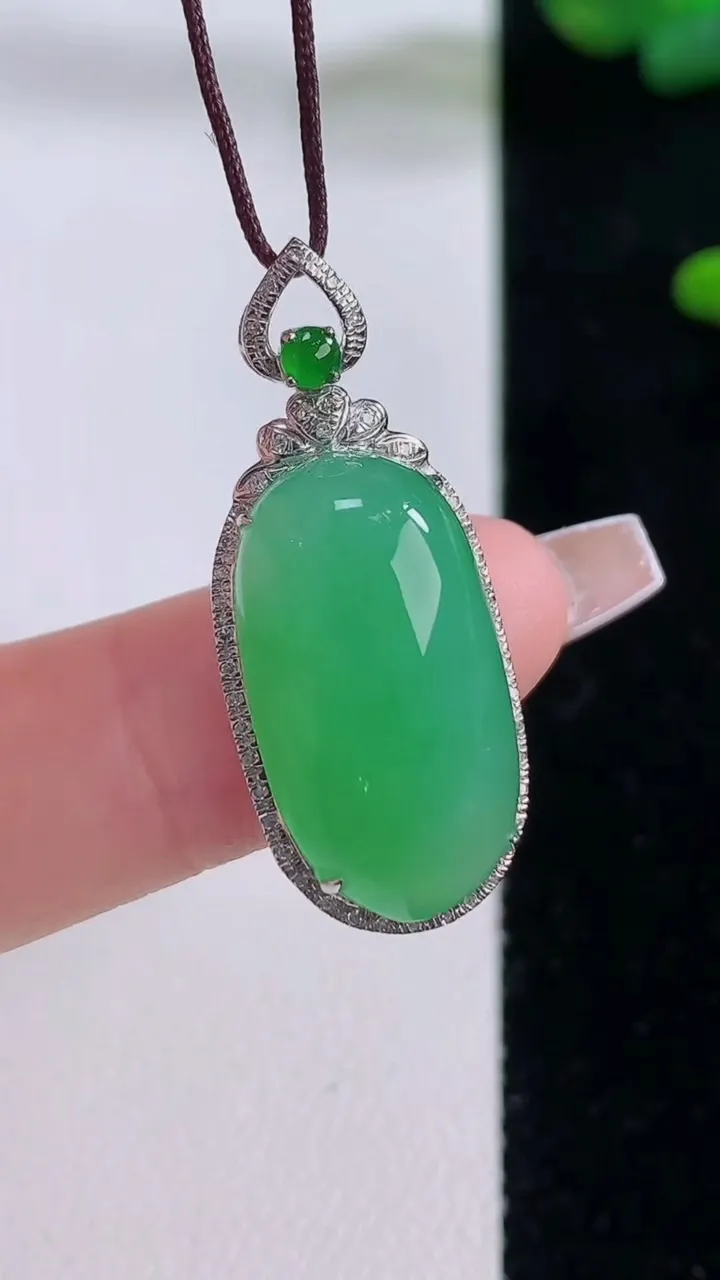 天然A货翡翠蛋面吊坠，尺寸32-12.3-9，裸石20.8-11重量:4.31g
12月6日