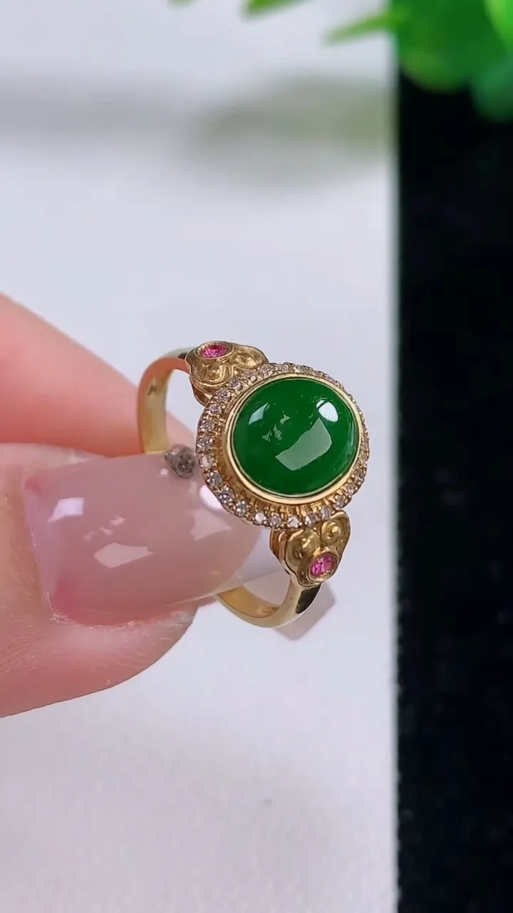 天然A货翡翠蛋面戒指，尺寸17.7-8.2-7.4-4.5，重量:2.49g2025年12月6日
工