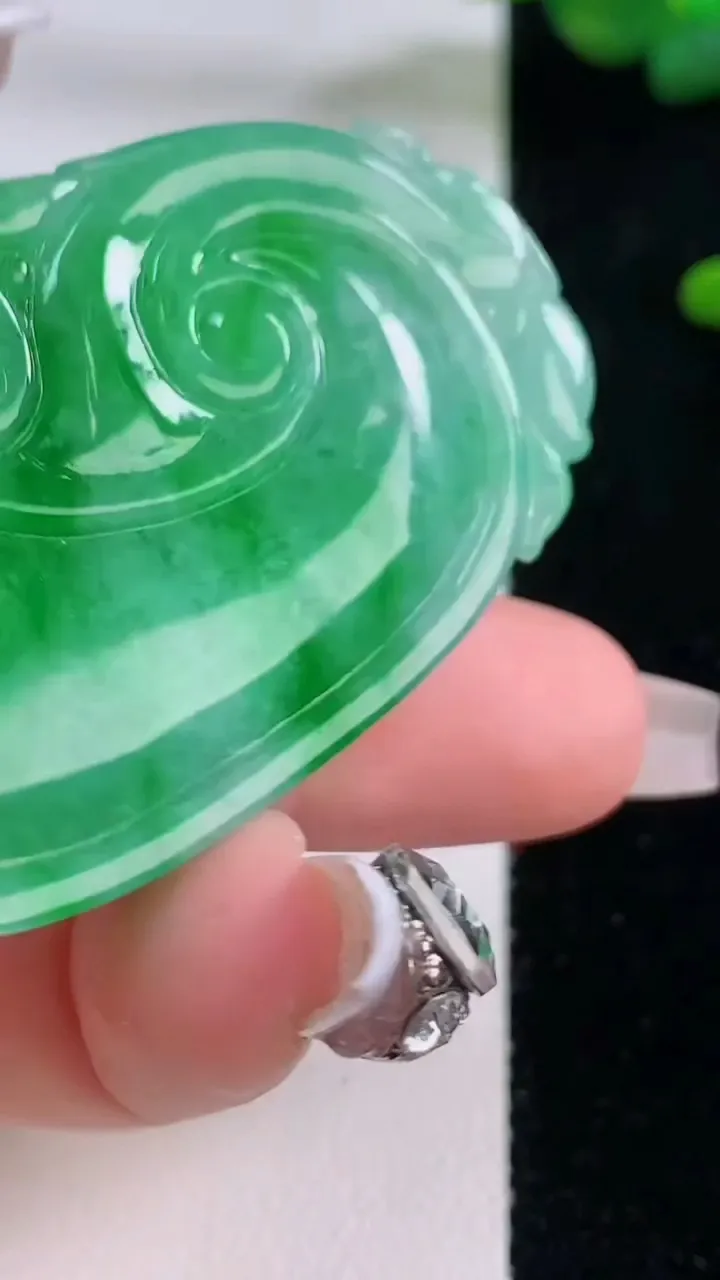 天然A货翡翠如意吊坠，尺寸53.4-32.7-7.5，重量:29.28g
12月6日