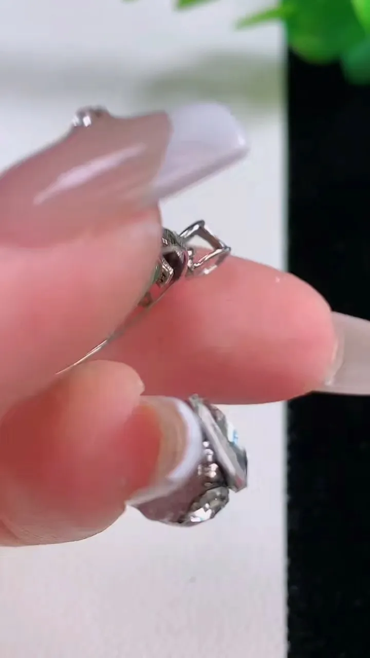 天然A货翡翠平安扣吊坠，尺寸18.5-2.7，重量:2.65g
12月6日