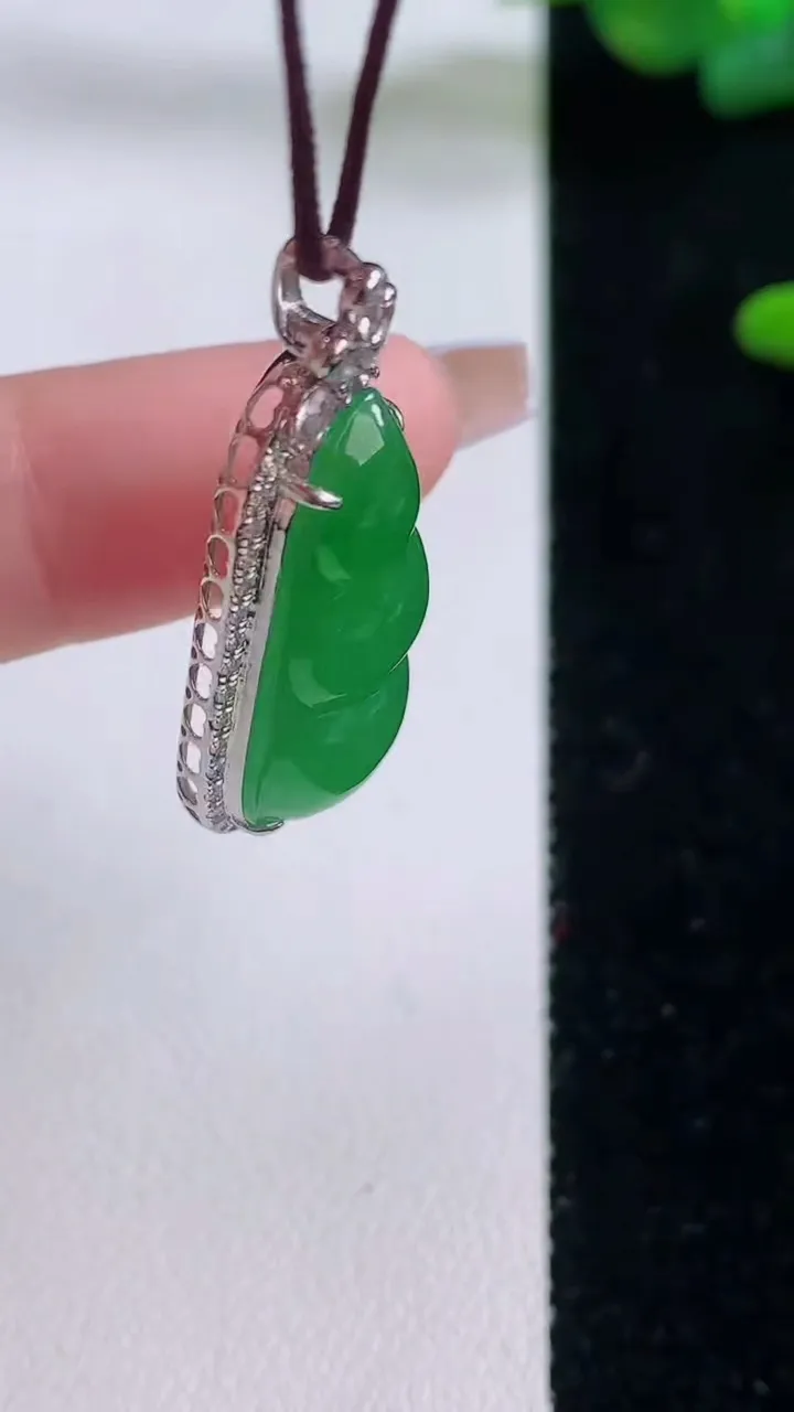 天然A货翡翠福豆吊坠，尺寸33-14.3-7.6，裸石25-12重量:4.52g
12月6日