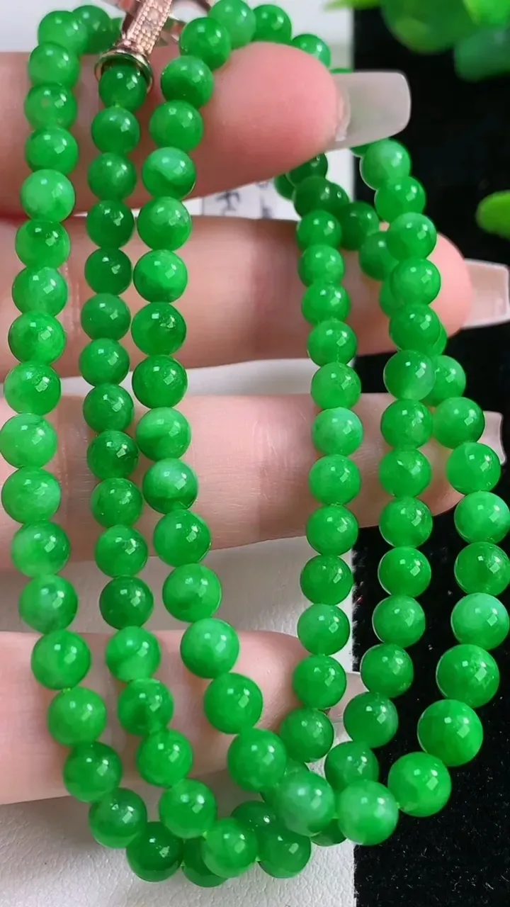天然A货翡翠圆珠项链，尺寸5.5-113颗，重量:24.61g
12月6日