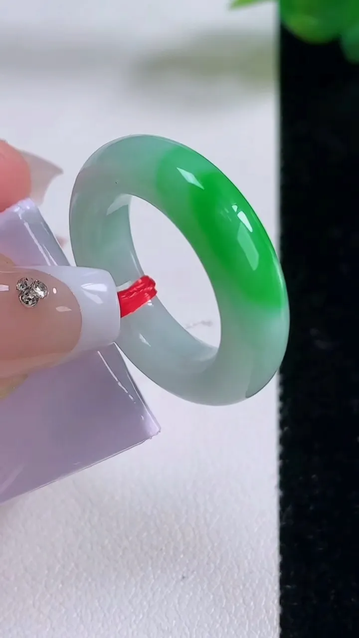 天然A货翡翠指环戒指，尺寸17.5-5.6-4.6，重量:7.44g2025年12月6日
工厂直销收藏佳品,种好水足，色泽均匀，有种有色，上手高大气！