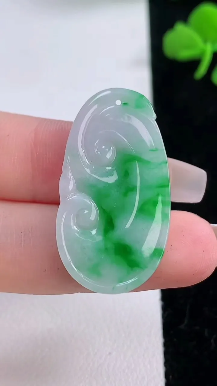 天然A货翡翠如意吊坠，尺寸33.4-18-3，重:3.76g
12月6日