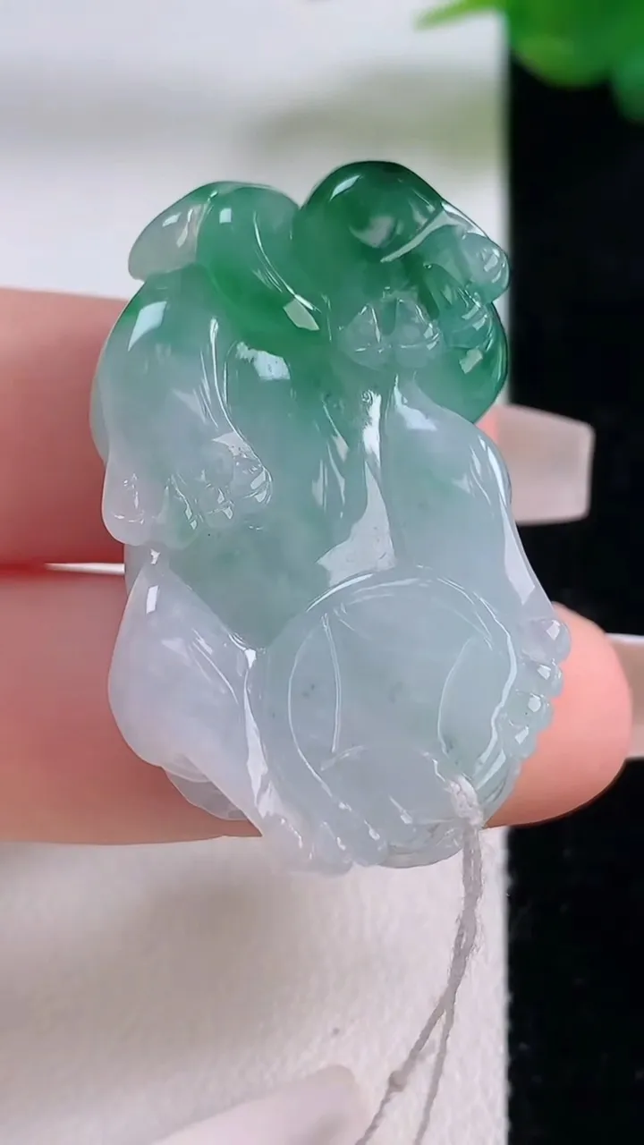 天然A货翡翠飘花貔貅吊坠，尺寸37.2-22.4-12，重量:21.35g
12月6日