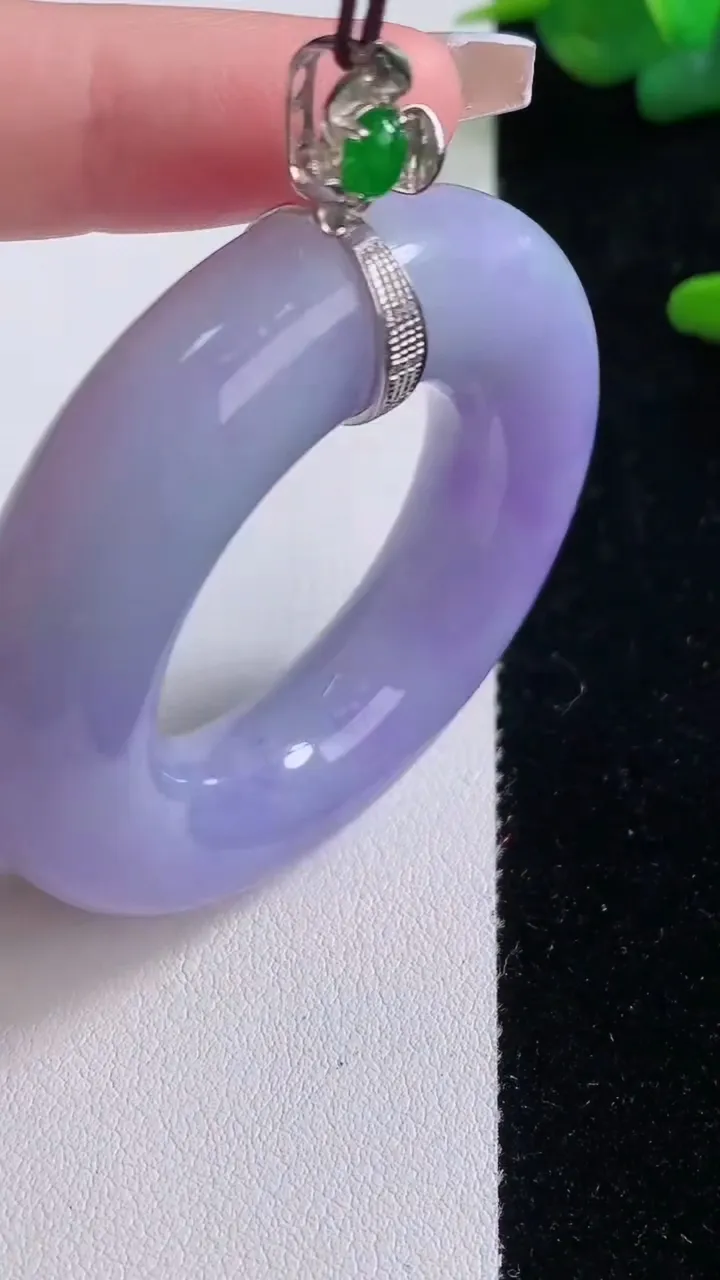 天然A货翡翠18K金紫罗兰平安环吊坠，尺寸52.5-11.3，重量:46.95g
12月6日