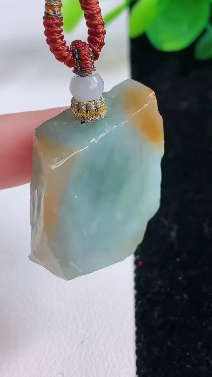 天然A货翡翠双彩原石吊坠，尺寸32.4-28-9.7，重量:21.60g
12月6日