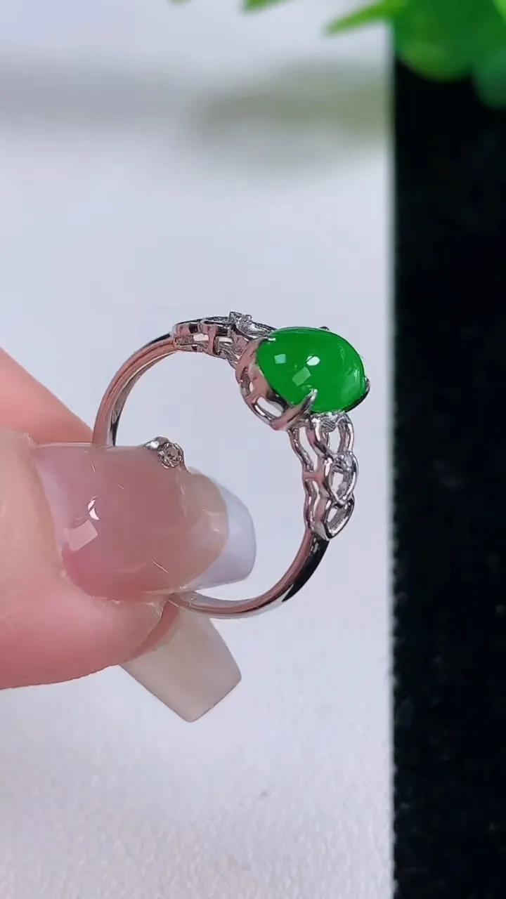 天然A货翡翠蛋面戒指，尺寸17.6-8.8-6-5.2，重量:2.27g2025年12月6日
工厂直销收藏佳品,种好水足，色泽均匀，有种有色，上手高大气！