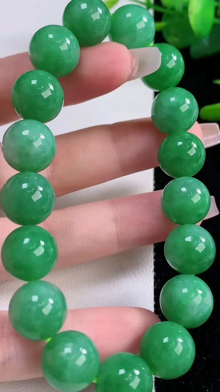 天然A货翡翠圆珠手串，尺寸11.8-17颗，重量:50.58g12月6日
工厂直销收藏佳品,种好水足，色泽均匀，有种有色，上手高大气！