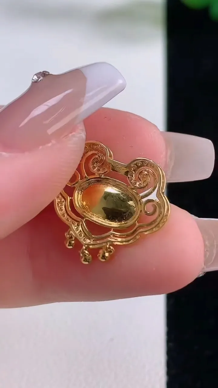 天然A货翡翠蛋面吊坠，尺寸15.4-17.6-5.2，裸石5.4-9重量:1.81g
12月6日