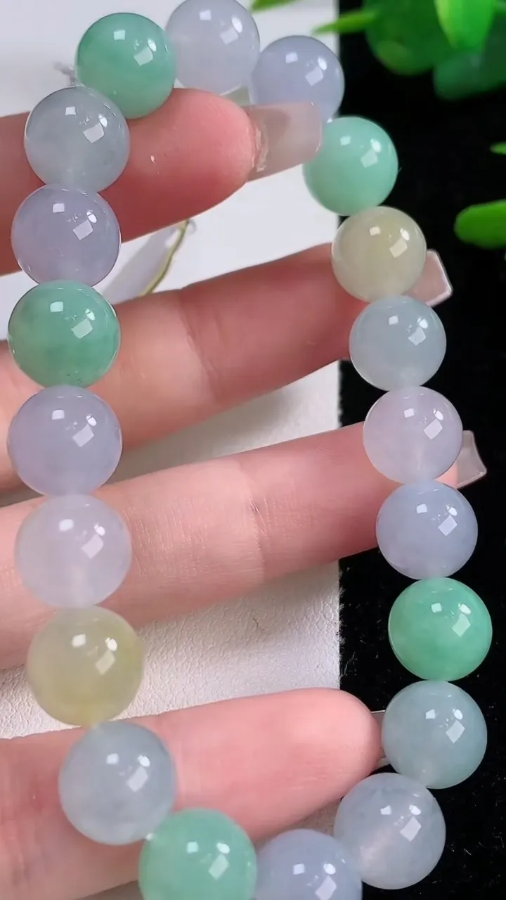 天然A货翡翠三彩圆珠手串，尺寸10-20颗，重量:35.69g12月6日
工厂直销收藏佳品,种好水足，色泽均匀，有种有色，上手高大气！