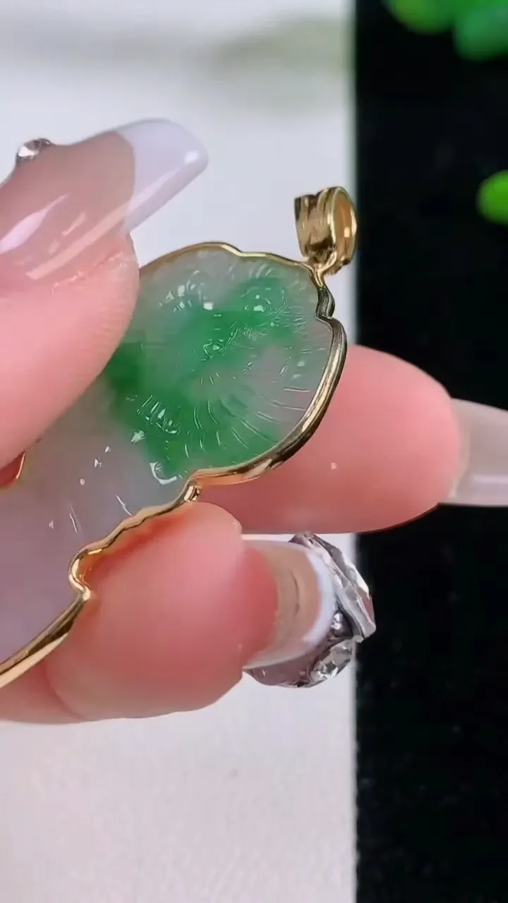 天然A货翡翠不动明王吊坠，尺寸38.4-21-5.5，重量:6.04g
12月6日