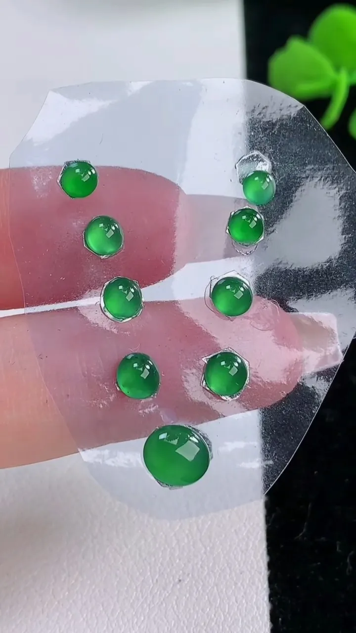 天然A货翡翠蛋面镶嵌件一手，尺寸7.6-3.5，重:0.81g
12月6日