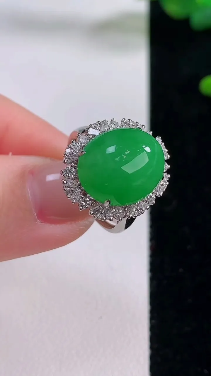 天然A货翡翠蛋面戒指，尺寸17-13.8-11.4-9.7，重量:4.51g2025年12月6日
工