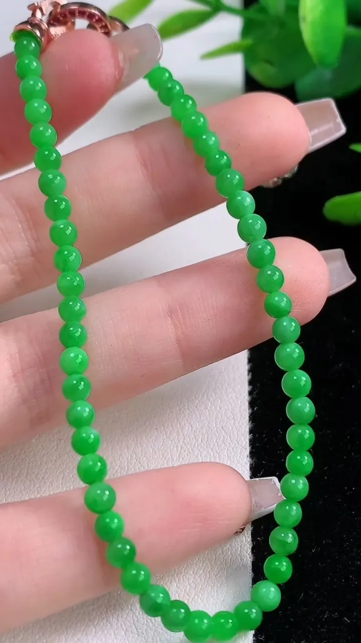 天然A货翡翠小米珠手串，尺寸3.6-52颗，重量:5.99g12月6日
工厂直销收藏佳品,种好水足，色泽均匀，有种有色，上手高大气！
