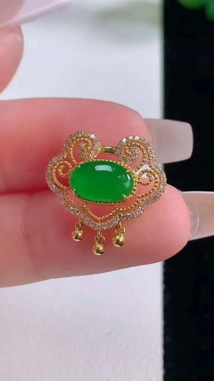 天然A货翡翠蛋面吊坠，尺寸15.4-17.6-5.2，裸石5.4-9重量:1.81g
12月6日