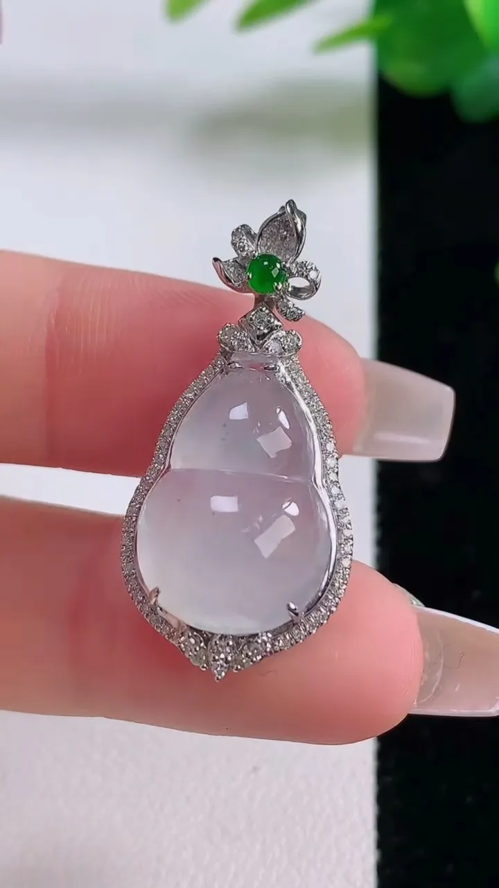 天然A货翡翠种白冰葫芦吊坠，尺寸33-15.5-9.2，裸石17.5-12.2重量:3.86g
12