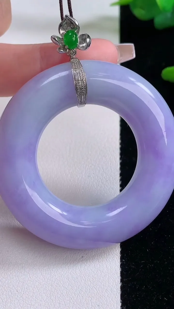 天然A货翡翠18K金紫罗兰平安环吊坠，尺寸52.5-11.3，重量:46.95g
12月6日