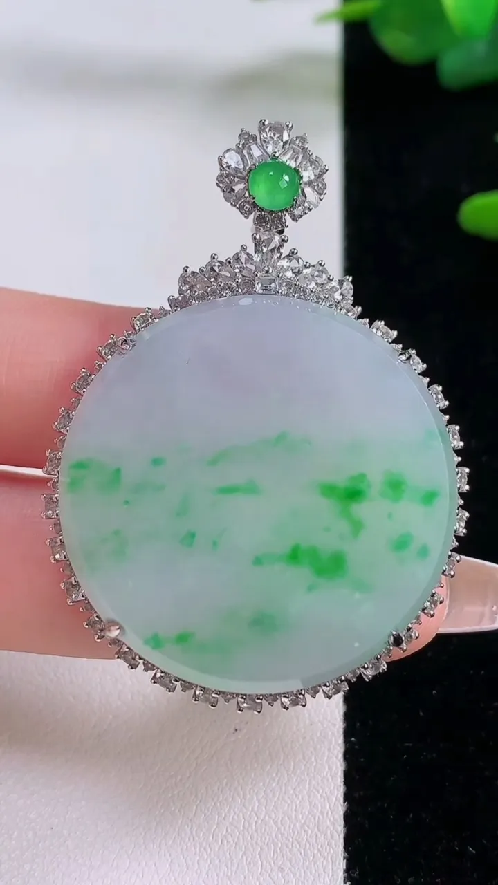 天然A货翡翠无事牌吊坠，尺寸50-36.6-8.5，裸石32.6重量:17.25g
12月6日