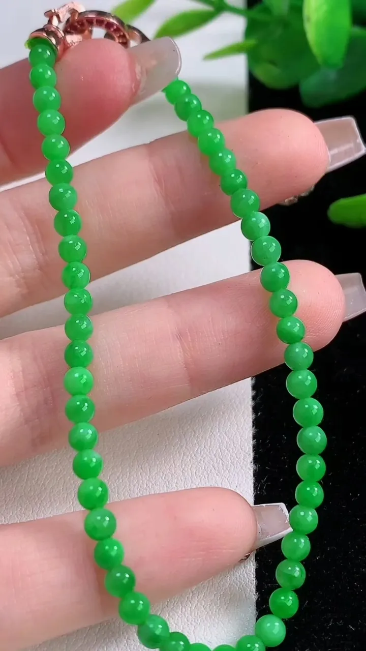 天然A货翡翠小米珠手串，尺寸3.6-52颗，重量:5.99g12月6日
工厂直销收藏佳品,种好水足，