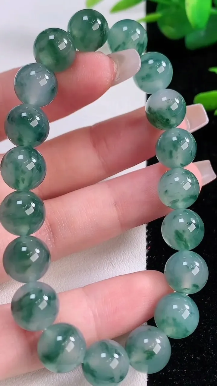 天然A货翡翠种飘花圆珠手串，尺寸9.8-19颗，重量:32.90g12月6日
工厂直销收藏佳品,种好水足，色泽均匀，有种有色，上手高大气！