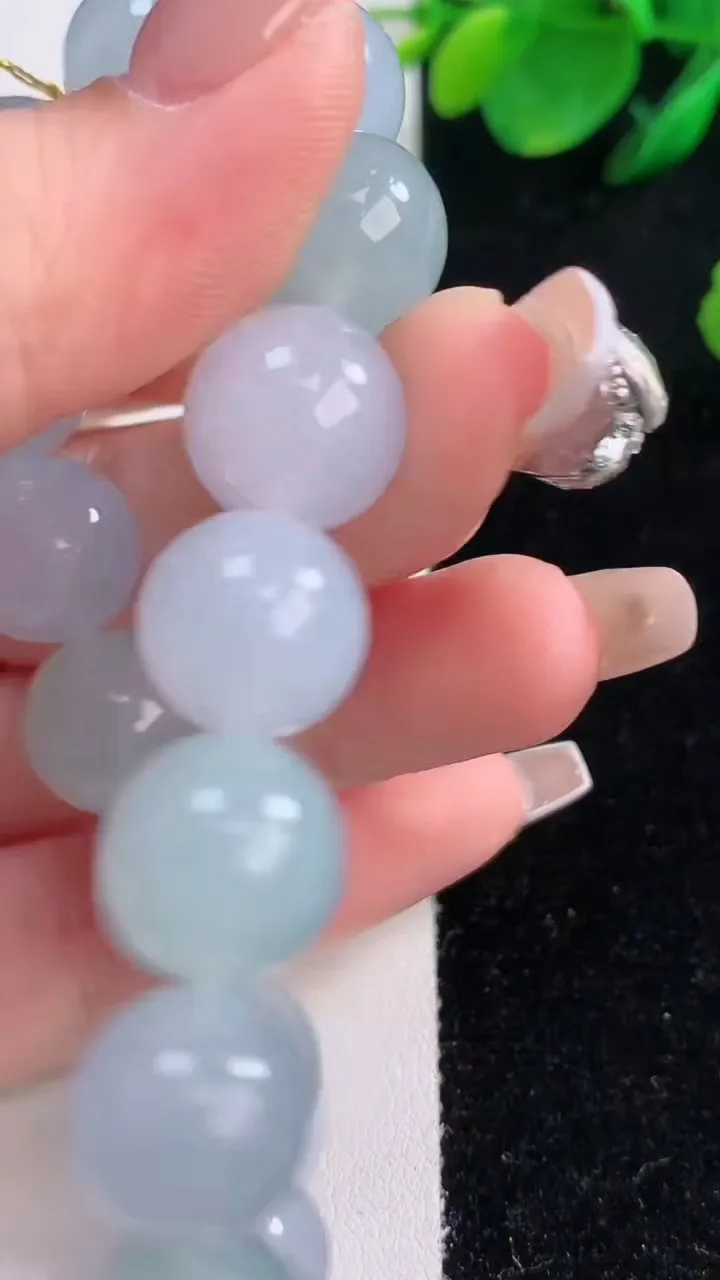 天然A货翡翠紫罗兰圆珠手串，尺寸12.8-16颗，重量:58.86g12月7日
工厂直销收藏佳品,种好水足，色泽均匀，有种有色，上手高大气！