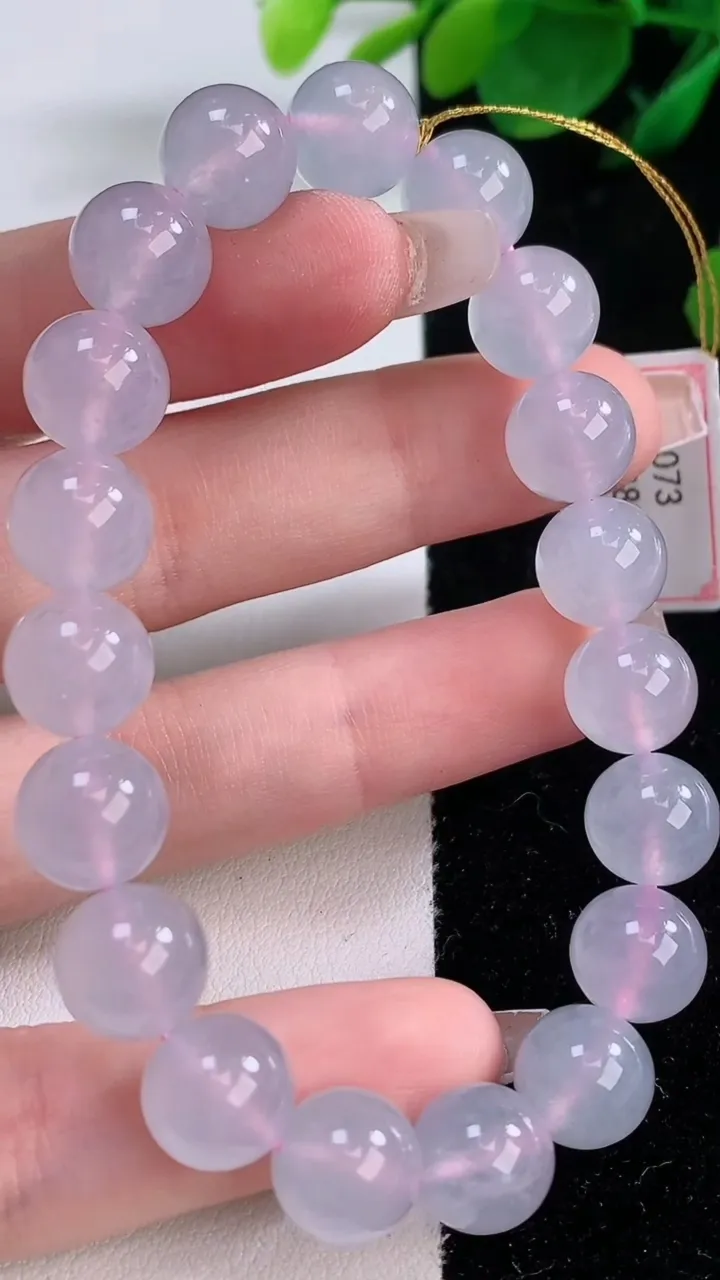 天然A货翡翠种白冰圆珠手串，尺寸10-19颗，重量:32.93g12月7日
工厂直销收藏佳品,种好水足，色泽均匀，有种有色，上手高大气！