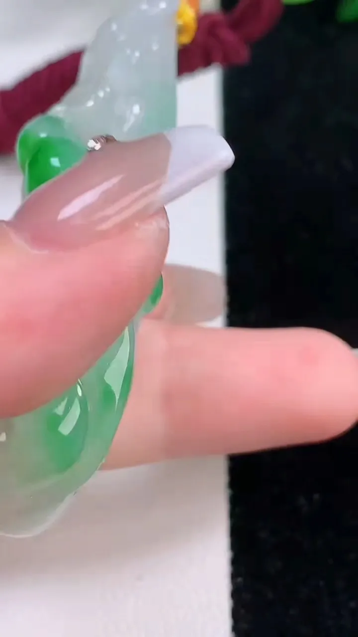 天然A货翡翠龙牌吊坠，尺寸60.6-23.2-14，重量:37.32g
12月7日