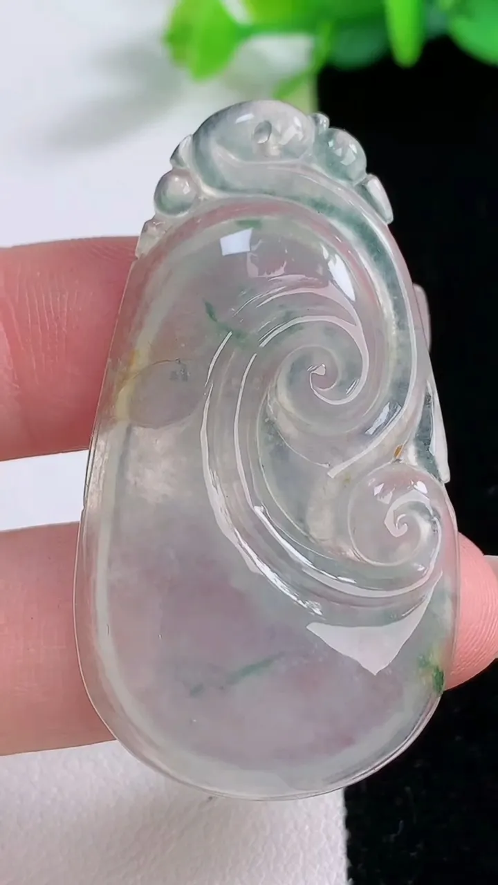 天然A货翡翠冰种飘花如意吊坠，尺寸48-26-5.5，重:10.77g
12月7日