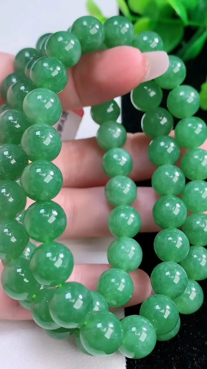 天然A货翡翠圆珠项链，尺寸9.5-62颗，重量:98.58g12月7日
工厂直销收藏佳品,种好水足，色泽均匀，有种有色，上手高大气！
